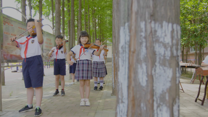 校园小学生集体乐器演奏