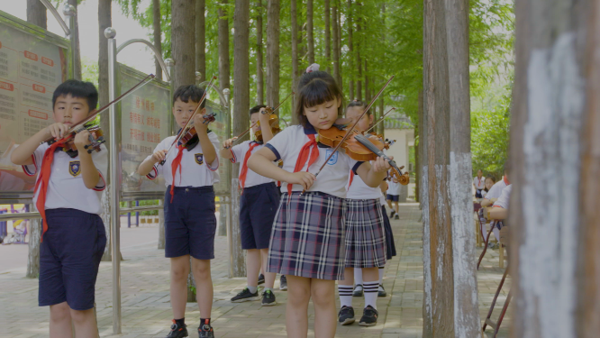 校园小学生集体乐器演奏