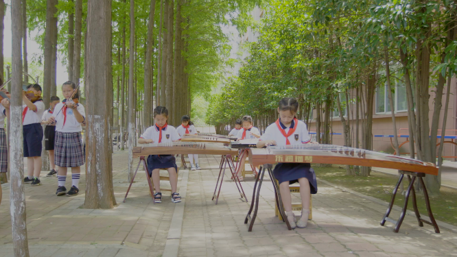 校园小学生集体乐器演奏