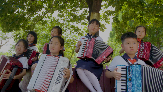 小学生集体手风琴演奏