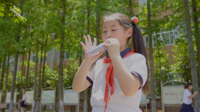 校园树林间学生乐器演奏