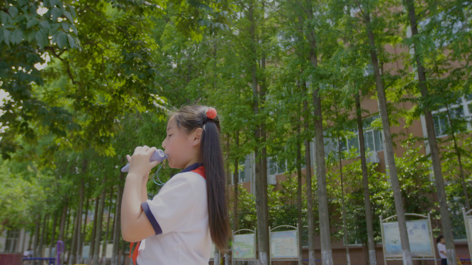 校园树林间学生乐器演奏