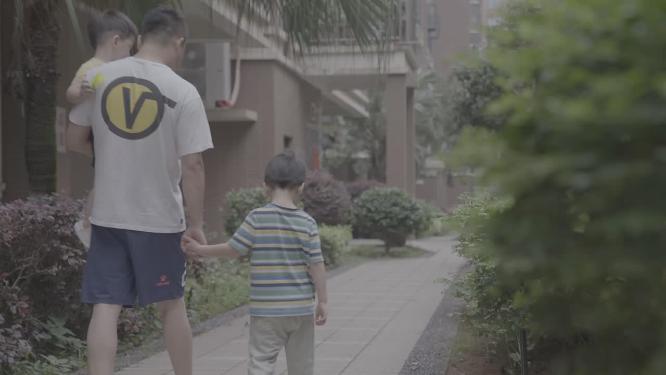 一家父子手牵手回家