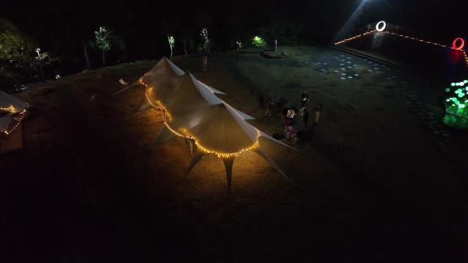 航拍夜晚营地烧烤聚会