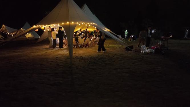 航拍夜晚营地烧烤聚会