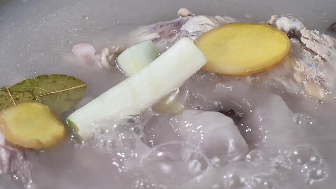 美食熬牛骨汤