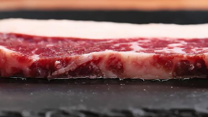 雪花牛肉撒黑胡椒