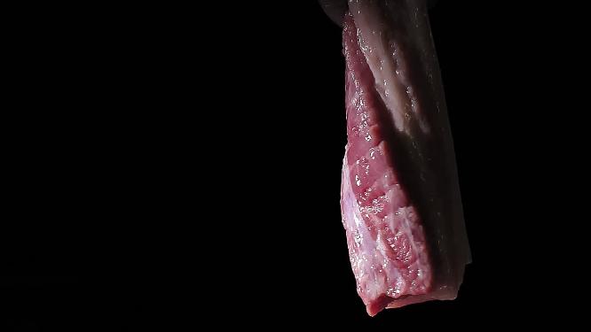 黑色背景逆光拍摄猪肉跳动的五花肉