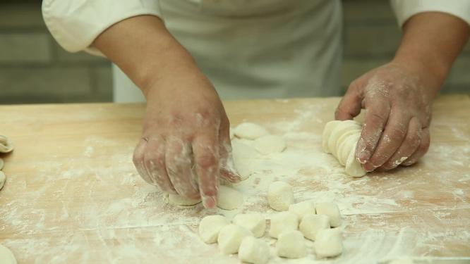 擀面杖擀皮包饺子