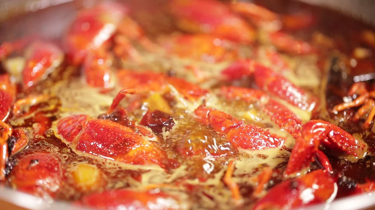 炖制十三香小龙虾麻辣小龙虾7