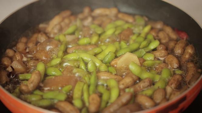 制作卤煮花生毛豆猪皮下酒菜