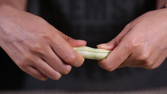 择菜挑选处理白不老豆角