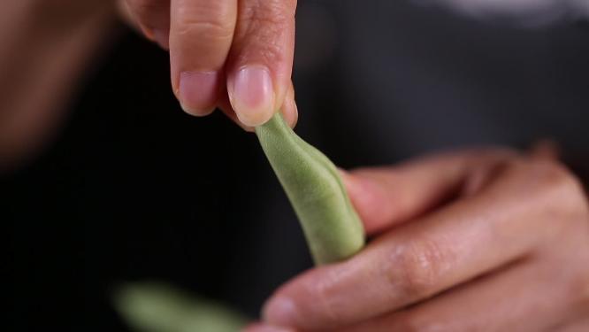 择菜挑选处理白不老豆角