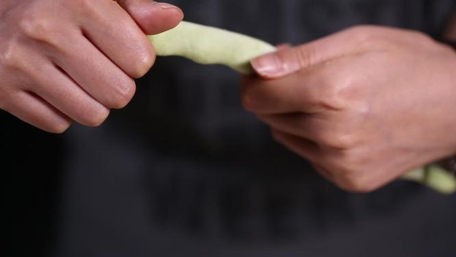 择菜挑选处理白不老豆角