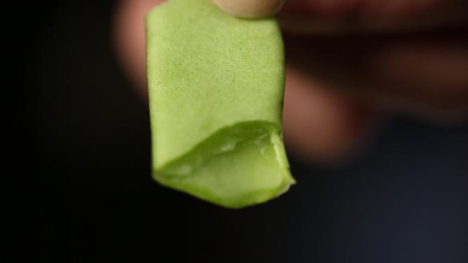  掰开豆角切面特写