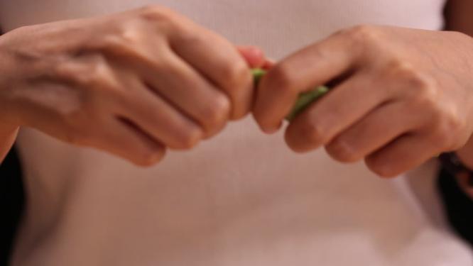 摘豆角掰开豆角