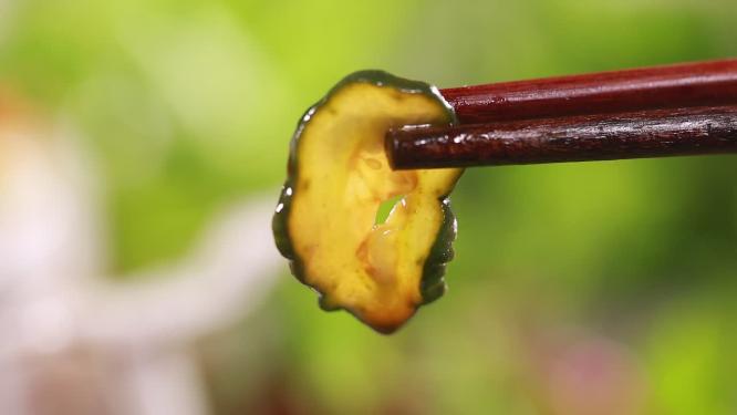 炝拌黄瓜片腌黄瓜咸菜下饭菜特写