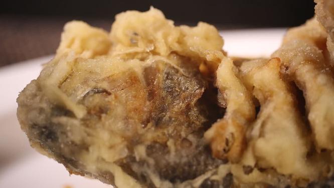炸鱼浇糖醋鱼料汁特写