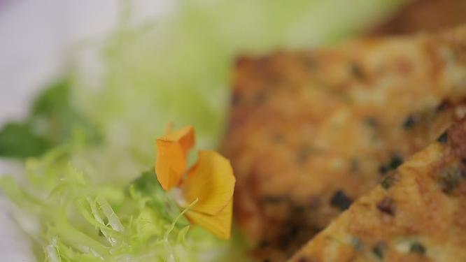粤菜蚝烙海鲜饼切面特写