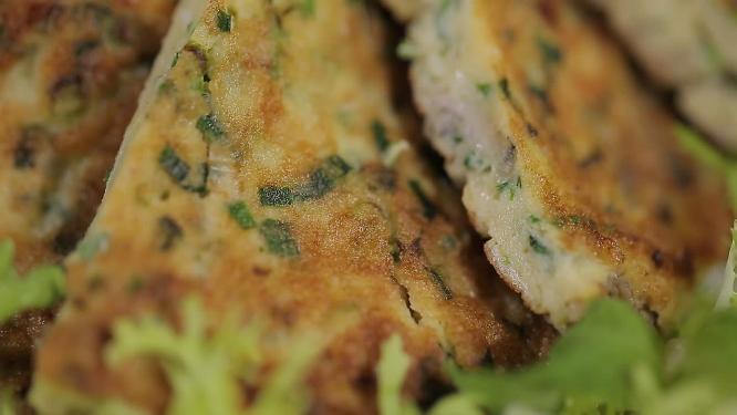 粤菜蚝烙海鲜饼切面特写