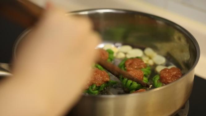 蒸锅笼屉蒸制豇豆酿肉