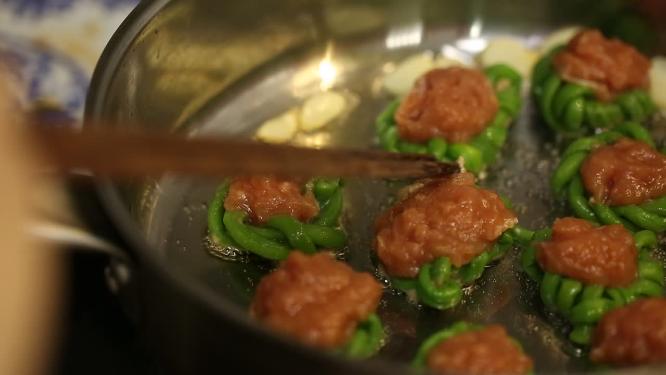 蒸锅笼屉蒸制豇豆酿肉