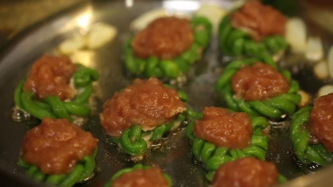 蒸锅笼屉蒸制豇豆酿肉