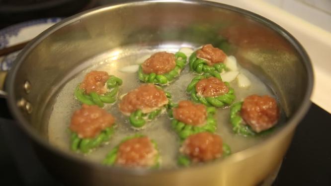 蒸制豇豆酿肉倒酱汁