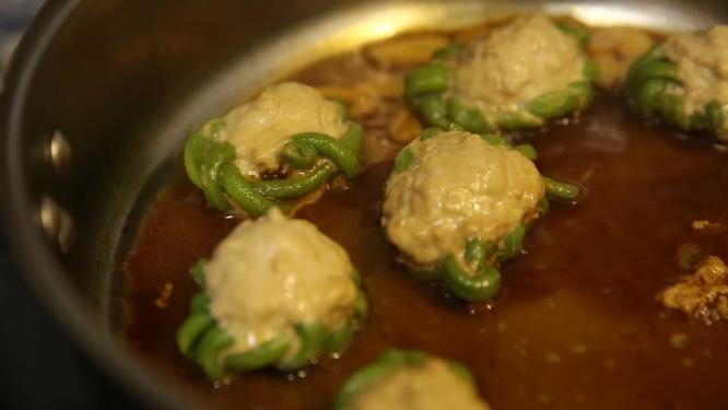 蒸锅笼屉蒸制豇豆酿肉收汁