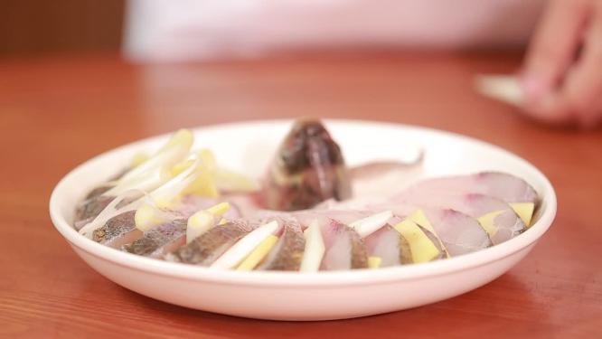 鱼肉加生姜料酒去腥