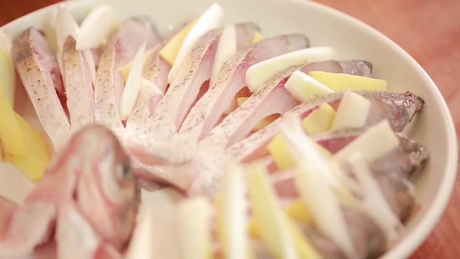 鱼肉加生姜料酒去腥