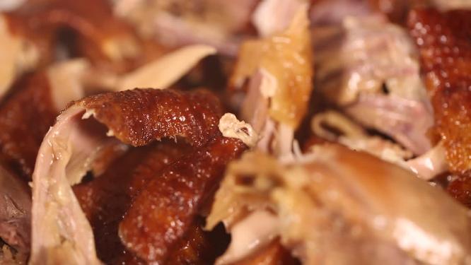一只熟食烧鸡
