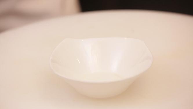 一碗鸡油亚麻籽油