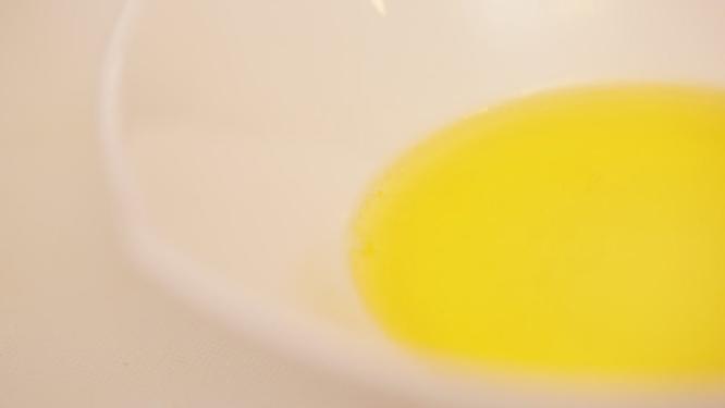 一碗鸡油亚麻籽油