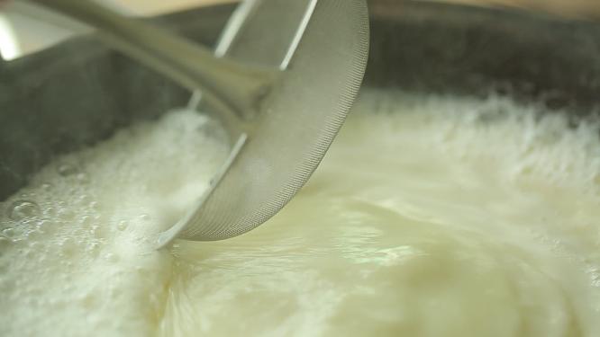 制作腐竹豆制品煮豆浆撇去浮沫