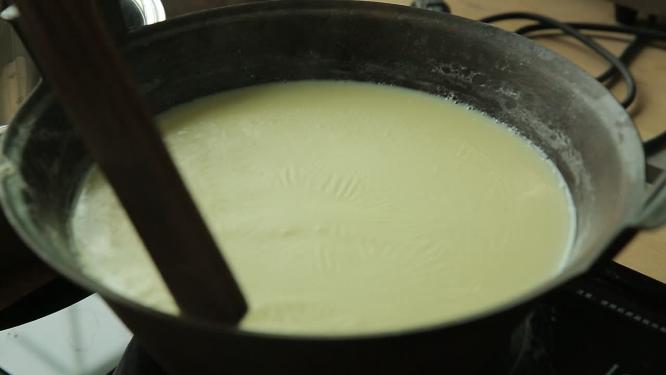 煮豆浆挑豆皮制作腐竹豆制品