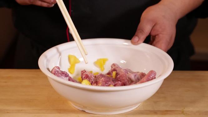用菠萝果肉腌制排骨菠萝小排