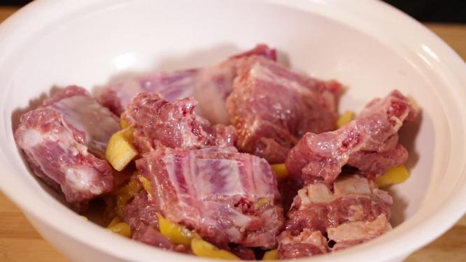 用菠萝果肉腌制排骨菠萝小排
