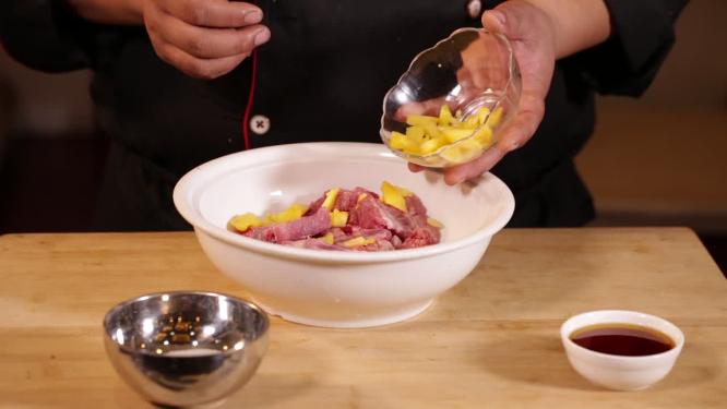 用菠萝果肉腌制排骨菠萝小排