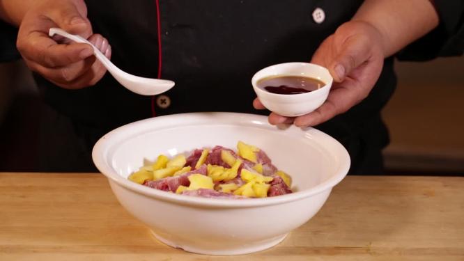 用菠萝果肉腌制排骨菠萝小排