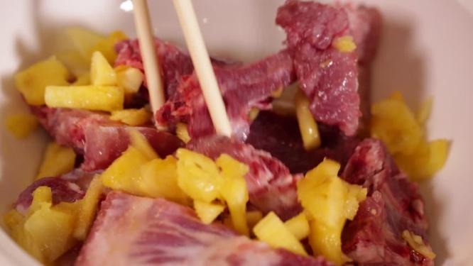 用菠萝果肉腌制排骨菠萝小排