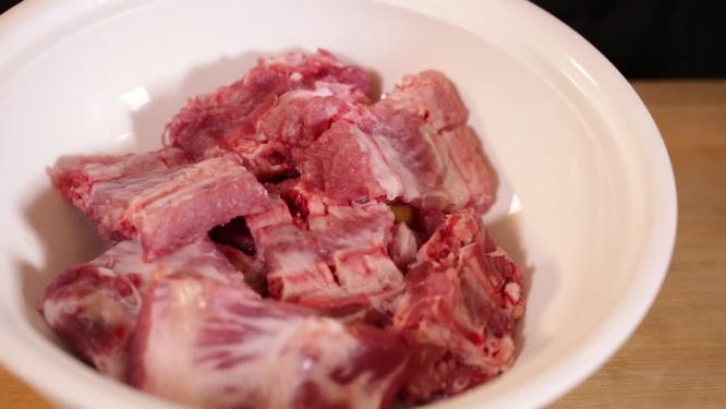 腌制排骨入味烧制小排