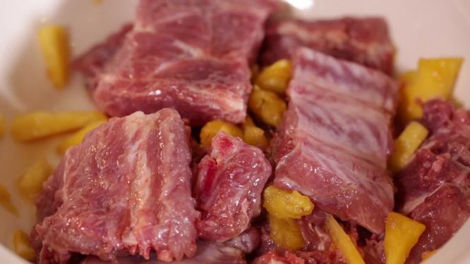 腌制排骨入味烧制小排