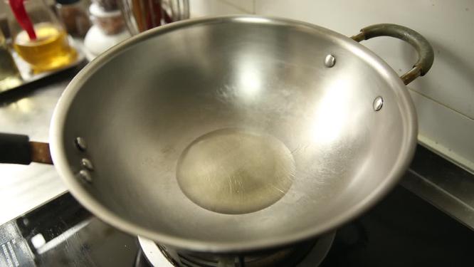 不锈钢锅炸葱油倒油