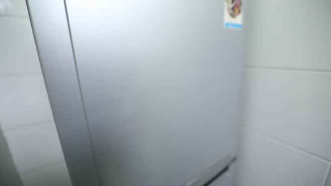 打开塞满各种食材的冰箱