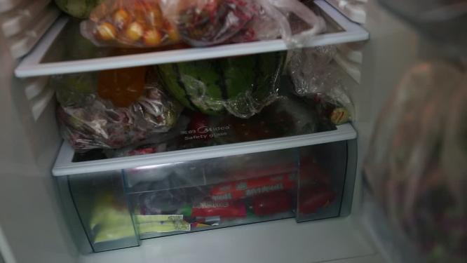 冰箱内部塞满各种食材