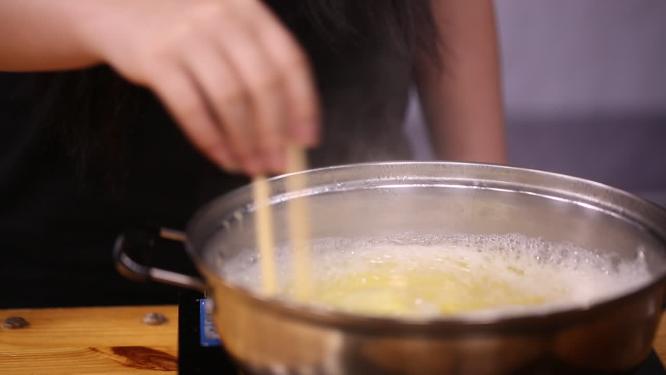 煮沸的玉米面粥熬粥