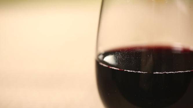 玻璃杯中红酒特写展示