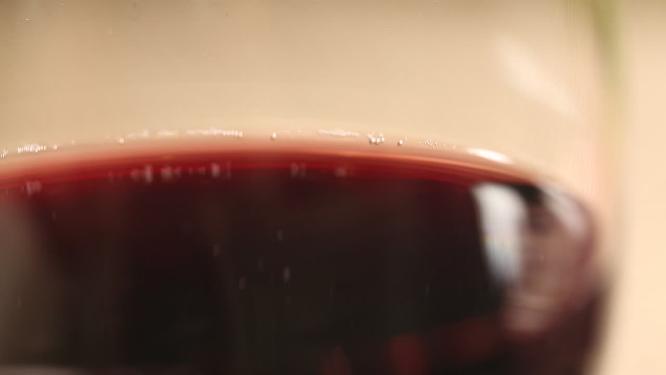 玻璃杯红酒杯摇晃红酒