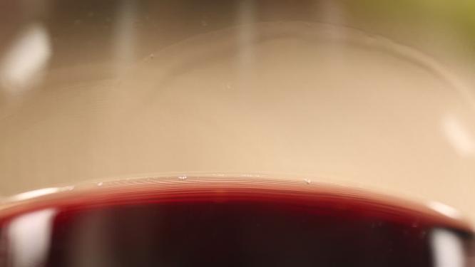 玻璃杯红酒杯摇晃红酒